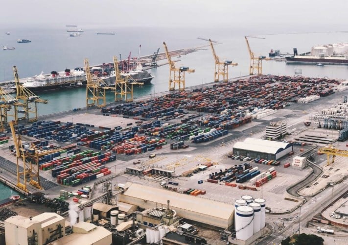 كوسكو للشحن والموانئ تُسجّل ارتفاعاً ملحوظاً في حركة المناولة بنسبة 8.2% بنهاية النصف الأول من 2026