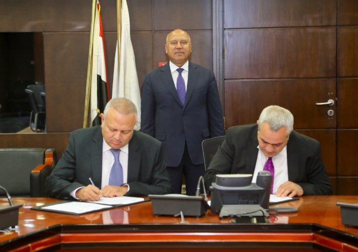 النقل توقع مذكرة تفاهم مع "سكاي بورتس" لتمويل وصيانة الميناء الجاي في برج العرب
