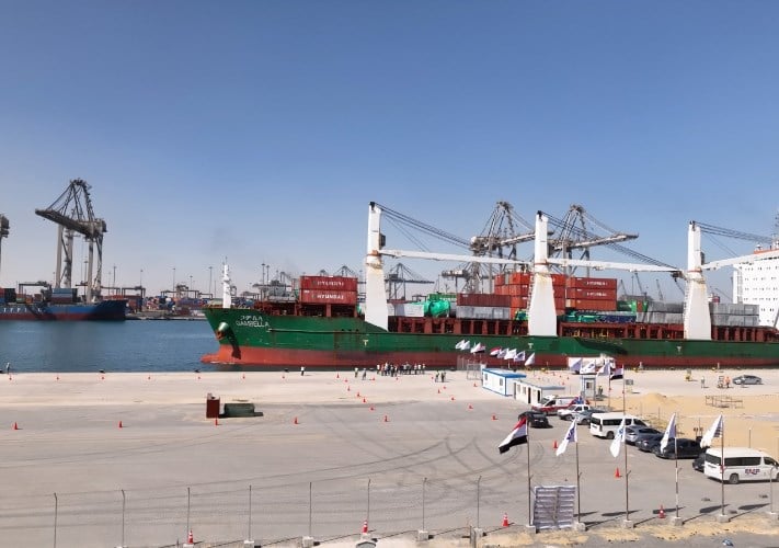 وزارة النقل تعلن انطلاق التشغيل التجريبي لمحطة البضائع العامة والصب في ميناء السخنة
