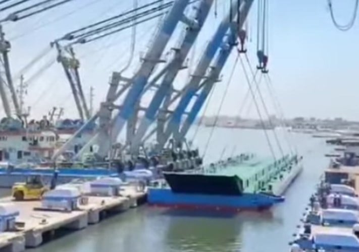 «التمساح لبناء السفن» تُنجز أكبر مشروع بحري بتصنيع 13 بنتونًا عائمًا لهيئة قناة السويس