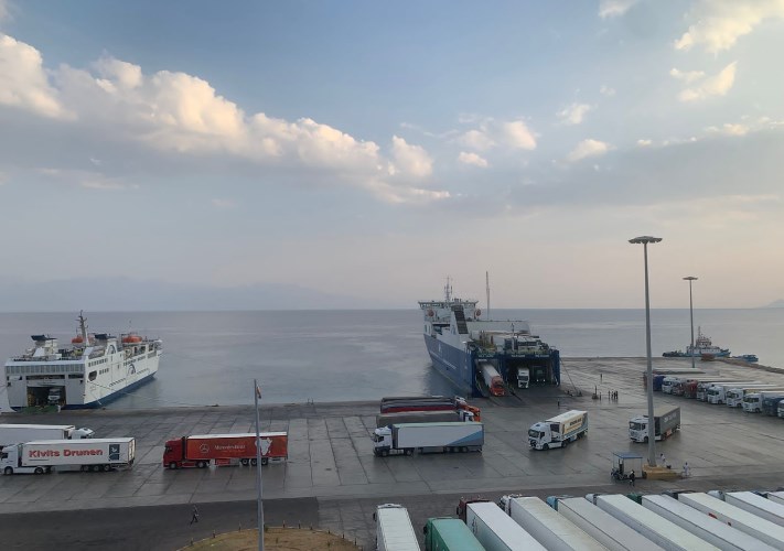 موانئ البحر الأحمر تشهد تداول 21 ألف طن بضائع و1040 شاحنة