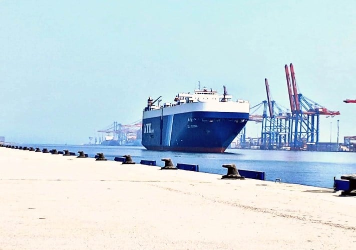 ميناء غرب بورسعيد يستقبل شحنة سيارات ضمن مبادرة المصريين بالخارج