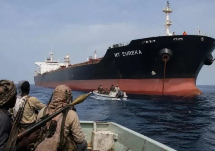 على متنها مصريون.. «السلامة البحرية»: نتابع على مدار الساعة موقف السفينة المختطفة M/T EUREKA