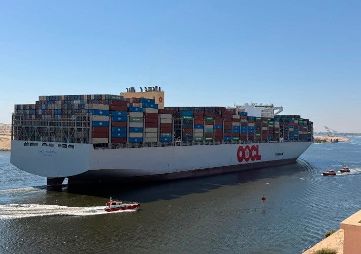 قناة السويس تسجل العبور الأول لسفينة الحاويات العملاقة OOCL PORTUGAL ضمن قافلة الشمال